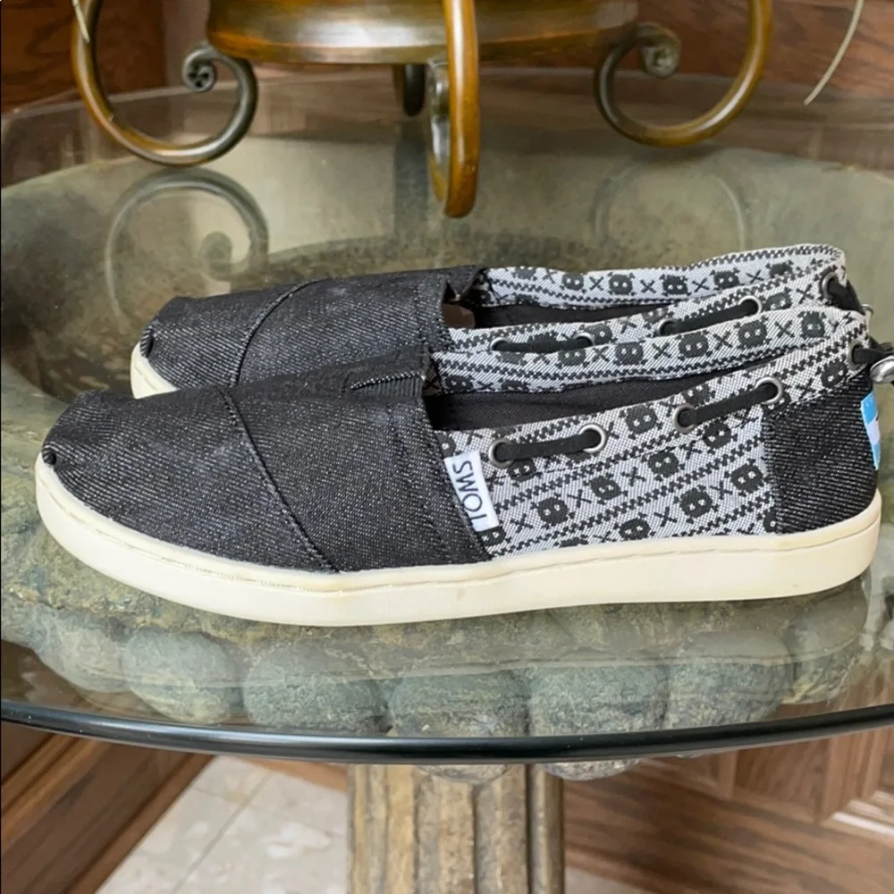 TOMS Black Denim Shoes Skull & Cross Bones Youth Unisex Slip-Ons Sz 2